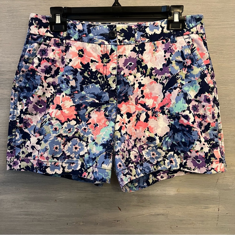 Crown & Ivy Caroline Floral Print Chino Shorts‎ Size 6 Like New